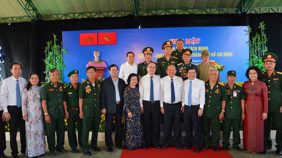 Các đại biểu chụp ảnh lưu niệm. Ảnh: VIỆT DŨNG