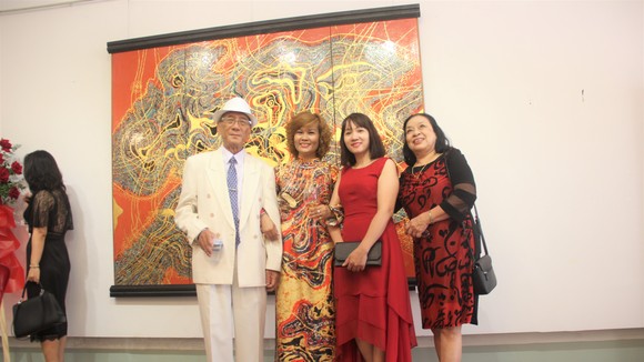 Họa sĩ Trương Bé trong cuộc triển lãm cá nhân "Nhịp điệu vũ trụ" tại TPHCM tháng 9-2019
