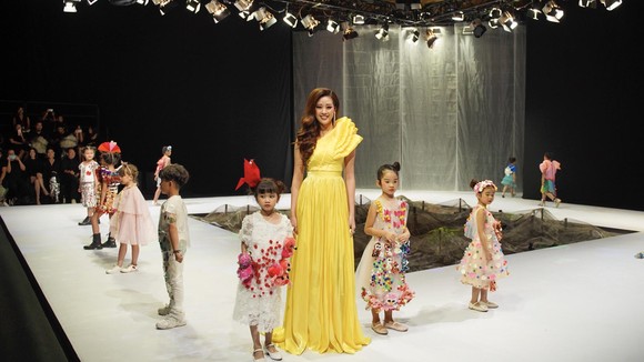 Hoa hậu Khánh Vân làm vedette show diễn mở màn Tuần lễ thời trang trẻ em Việt Nam Xuân - Hè 2020