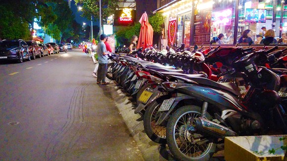 Vỉa hè đường Nguyễn Thị Diệu, phường 6, quận 3. Ảnh: ĐÌNH DƯ