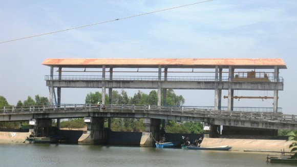 Nhiều cống ngăn mặn ở Kiên Giang đã được đóng kín, không cho nước mặn tràn vào bên trong