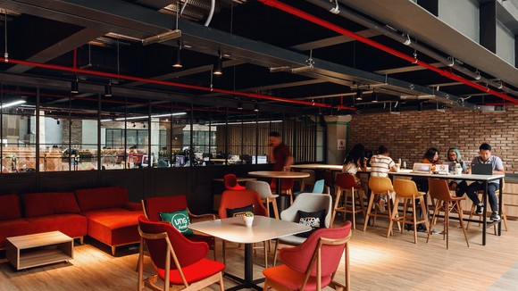 Một góc không gian làm việc mở tại VNG Campus