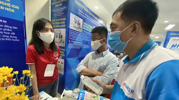 Nước cắm hoa Humik được giới thiệu tại Chợ thiết bị KH-CN vừa được tổ chức tại TPHCM