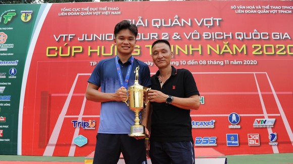 Trịnh Linh Giang cùng với bố với chiếc Cúp vô địch.