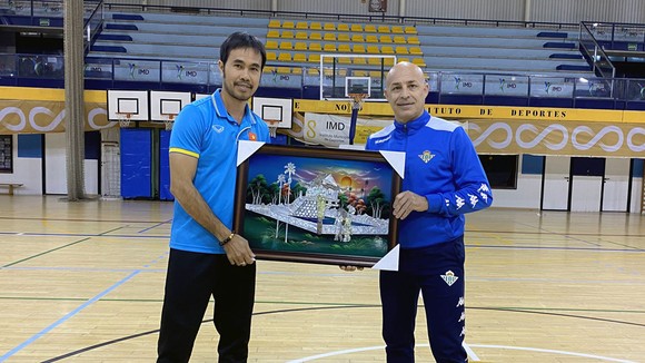 Lãnh đạo đội Real Betis trao quà lưu niệm cho HLV Phạm Minh Giang. Ảnh: Anh Trần