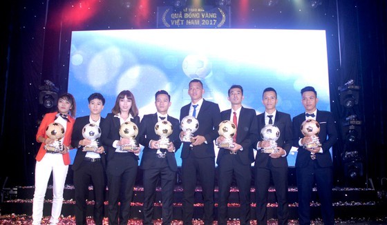 Các cầu thủ đoạt giải trong đêm Gala năm 2017. Ảnh: NGUYỄN NHÂN