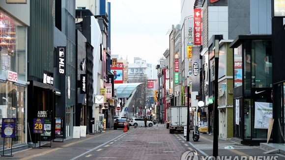Dongsung-ro, một khu mua sắm lớn ở Daegu, cách Seoul 300 km về phía đông nam, gần như vắng người trong ngày 26-2. Nơi này nổi tiếng với những cuộc tụ họp sau giờ làm việc của người dân địa phương, nhưng sự lây lan nhanh chóng của virus Corona trong thành