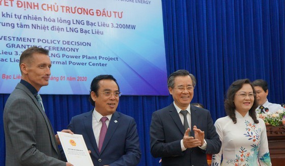 Mr. Duong Thanh Trung gives the investment policy decision to the investor of the Bac Lieu LNG-fired Power Plant project, witnessed by the Secretary of the Provincial Party Committee Nguyen Quang Duong and Deputy Secretary of Bac Lieu Provincial Party Co