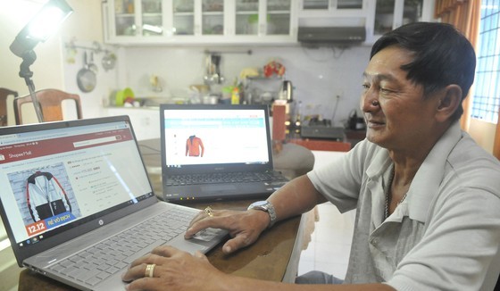 A customer does online shopping. (Photo: SGGP)