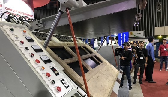 Vietnam's wood industry needs to invest in modern processing technology to improve the product quality. (Photo: SGGP)