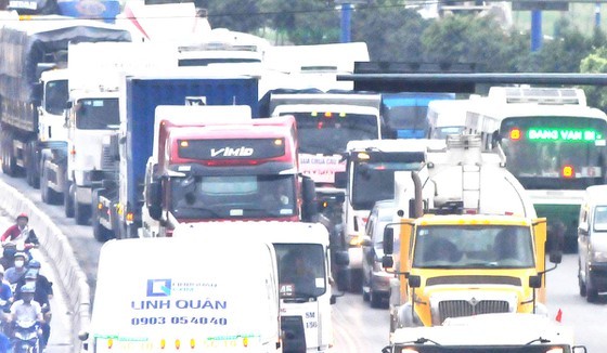 Many trucks are empty on their inbound trip. (Photo: SGGP)