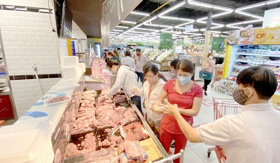 Consumers buy essential foods at a supermarket in District 7. (Photo: SGGP)