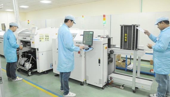 Producing electronic components at Dien Quang Lamp Joint Stock Company. (Photo: SGGP)