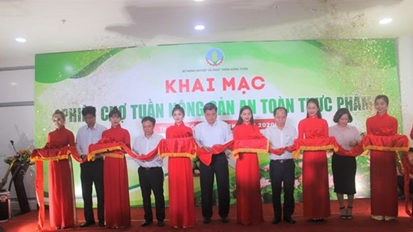 At the opening ceremony of the fair (Photo: thoibaokinhdoanh)