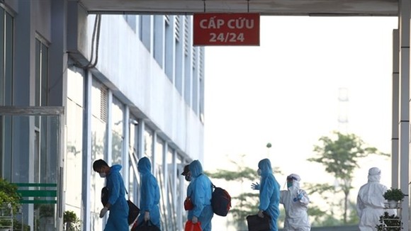 The workers arrive at the National Hospital of Tropical Diseases' Campus No.2 outside Hanoi's downtown area (Photo: VNA)