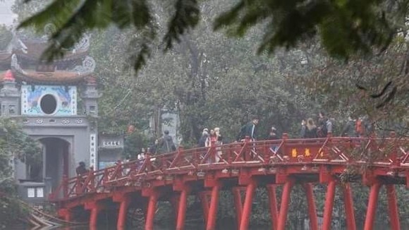The Huc Bridge on Hoan Kiem Lake, a renowned destination in Hanoi (Photo: VNA)