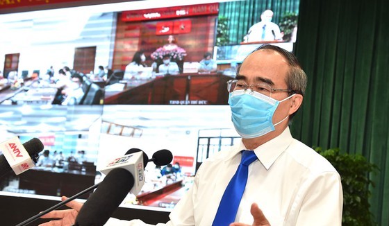 Secretary of HCMC Party Committee Nguyen Thien Nhan speaks at the meeting.