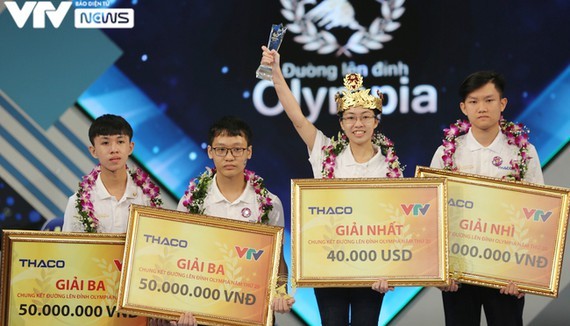 Nguyen Thi Thu Hang, a student of Kim Son A High School in Ninh Binh province wins the Road to Olympia Peak Contest 2020.