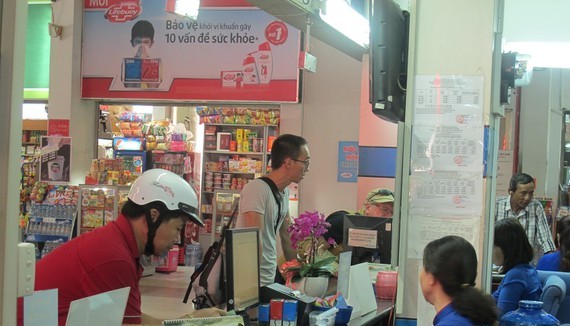 Passengers buy train tickets for Tet holidays at Sai Gon station. (Photo: SGGP)