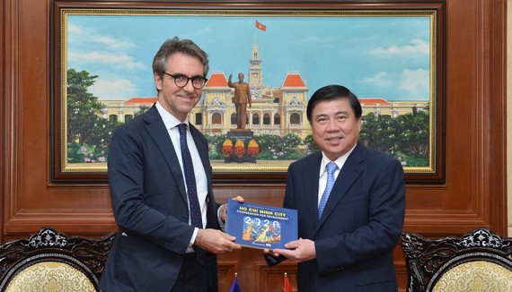 Chairman of the People’s Committee of HCMC, Nguyen Thanh Phong (R) and Ambassador of the European Union to Vietnam, Giorgio Aliberti