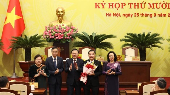 Hanoi officials congratulate Chu Ngoc Anh (second, right) on his election as Chairman of the municipal People’s Committee on September 25 (Photo: VNA)
