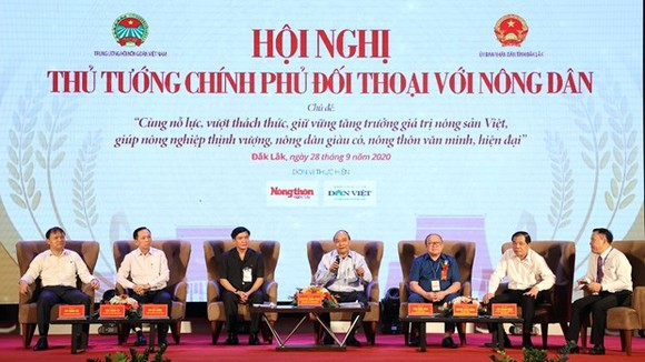 Prime Minister Nguyen Xuan Phuc on September 28 held a dialogue with more than 300 farmers in the central and Central Highlands regions in Dak Lak province’s Buon Ma Thuot city. (Photo: VNA)
