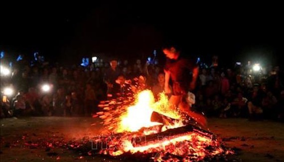 The fire dance festival of Red Dao ethnic group (Photo: VNA)