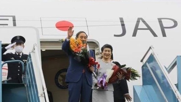 Japanese Prime Minister Suga Yoshihide and his spouse leave Hanoi on October 20. (Photo: VNA)