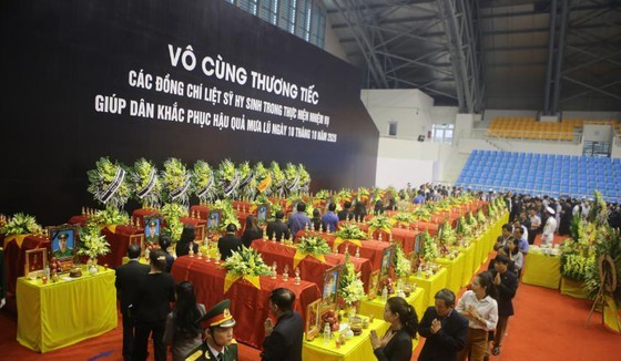 A memorial service for 22 soldiers who were buried in a landslide in Quang Tri Province is held on October 22. (Photo: SGG)