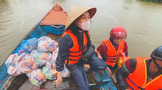 Singer Thuy Tien on a boat in a visit to flood victims (Photo: Thuy Tien's FB)