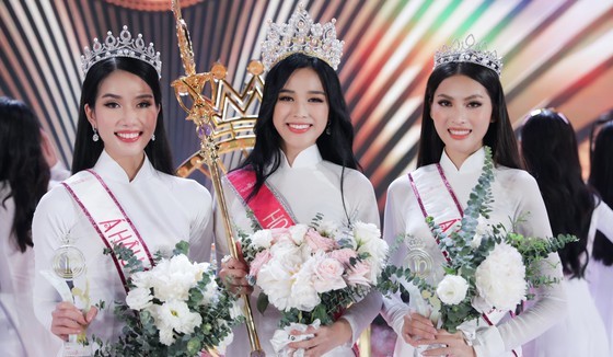 Do Thi Ha (C) crowns Miss Vietnam 2020.