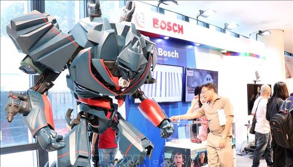 Products of the German industrial sector are displayed in the event. (Photo: VNA)