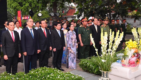 The delegation of leaders of HCMC offer incenses and flowers in commemoration of late President Le Duc Anh at Ho Chi Minh City Martyrs Cemetery.