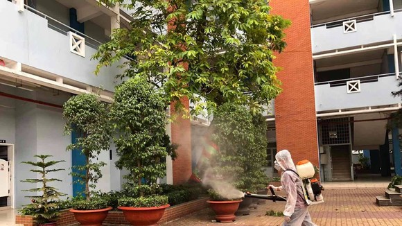 Trường THPT Nguyễn Du (quận 10) phun thuốc khử khuẩn chuẩn bị kỳ thi tốt nghiệp THPT vào chiều 1-8
