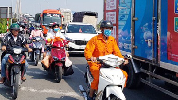 Dòng xe nối đuôi nhau qua cầu Rạch Miễu