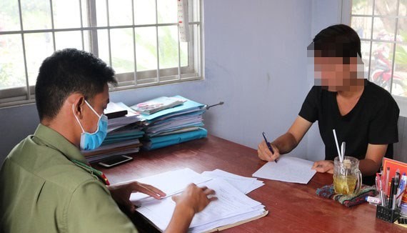 Facebooker Đặng Thanh tại cơ quan công an. Ảnh: CACC