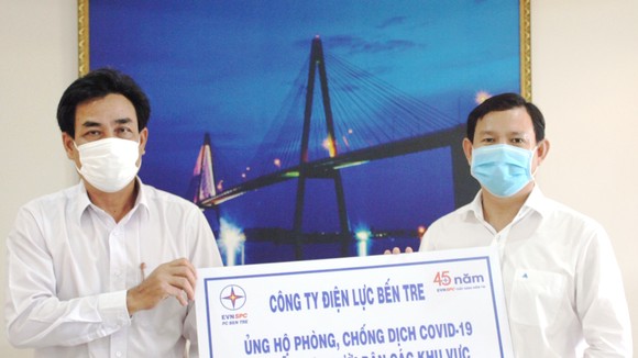 Trao tiền hỗ trợ cho người dân tỉnh Bến Tre