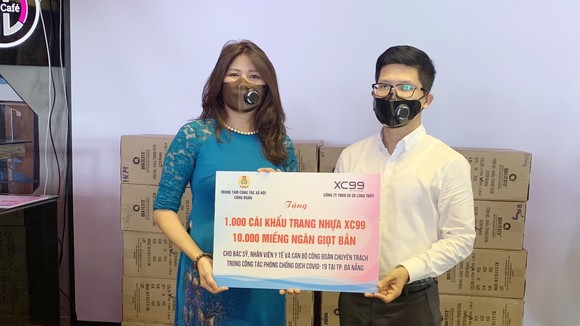 Ông Nguyễn Mai Huy, Phó Giám đốc Trung tâm công tác xã hội Công đoàn TPHCM nhận khẩu trang từ Công ty TNHH Long Thủy