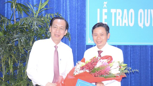 Đồng chí Lê Thanh Liêm, Phó Chủ tịch Thường trực UBND TPHCM trao quyết định cho đồng chí Lê Văn Chiến