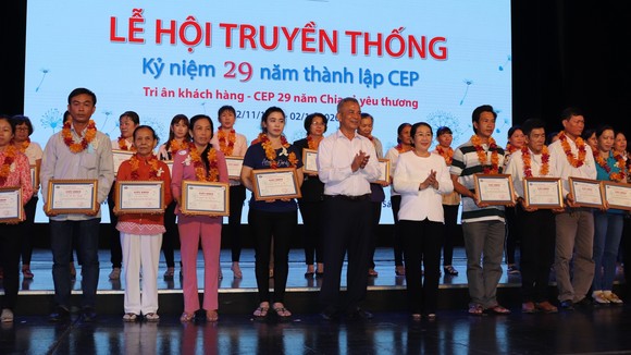 CEP trao quà chăm lo lao động nghèo ảnh hưởng dịch Covid-19