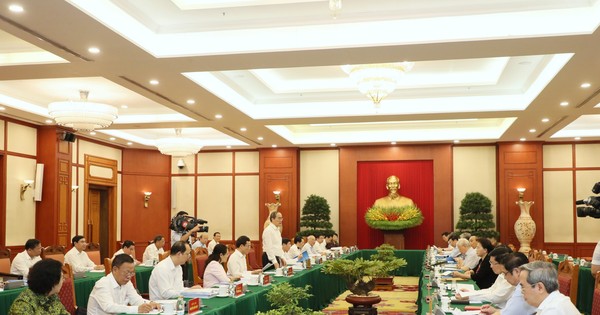 Tập thể Bộ Chính trị làm việc với tập thể Ban Thường vụ Thành ủy TPHCM