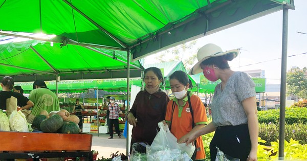 Khai mạc Chợ phiên nông sản an toàn quận Tân Phú