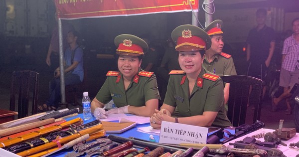 Người dân tự nguyện giao nộp vũ khí cho lực lượng công an ở chợ đầu mối Thủ Đức