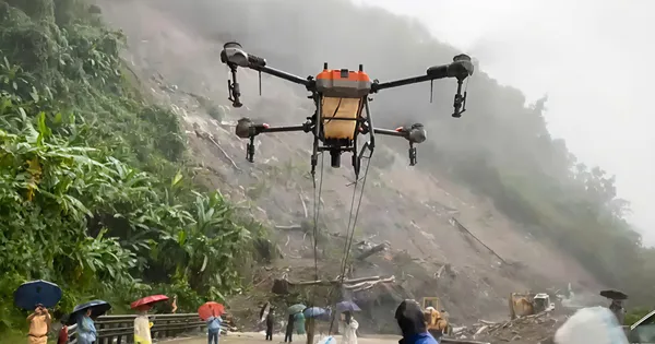 Quảng Ngãi: Dùng thiết bị bay không người lái cứu trợ tài xế bị cô lập trên đèo Lò Xo