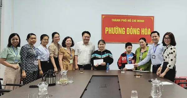 Trao hỗ trợ cho người dân bị thương do cây gãy đổ