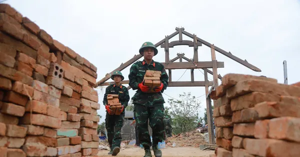 Các tỉnh Nam Trung bộ: Nỗ lực đưa học sinh trở lại trường, dựng lại nhà cửa