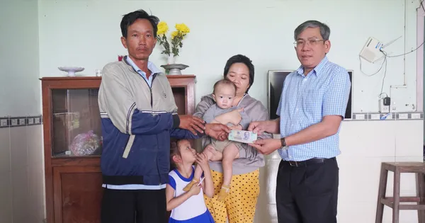 Trao 28 triệu đồng giúp cháu bé mới chào đời nguy cơ bị liệt hai chân