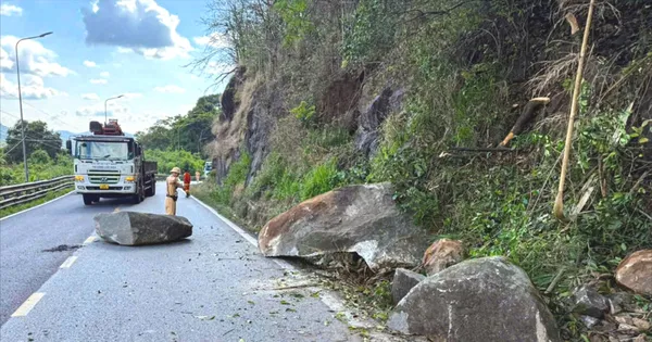 Phá dỡ tảng đá khổng lồ nằm cheo leo trên đèo Bảo Lộc