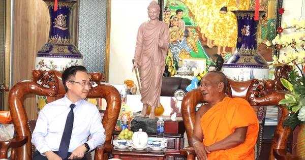 Lãnh đạo TPHCM thăm, chúc mừng Hòa thượng Danh Lung nhân Đại lễ Phật đản