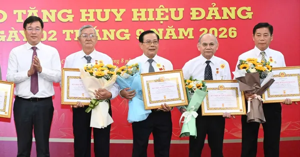 150 đảng viên Đảng bộ các cơ quan Đảng TPHCM nhận Huy hiệu Đảng